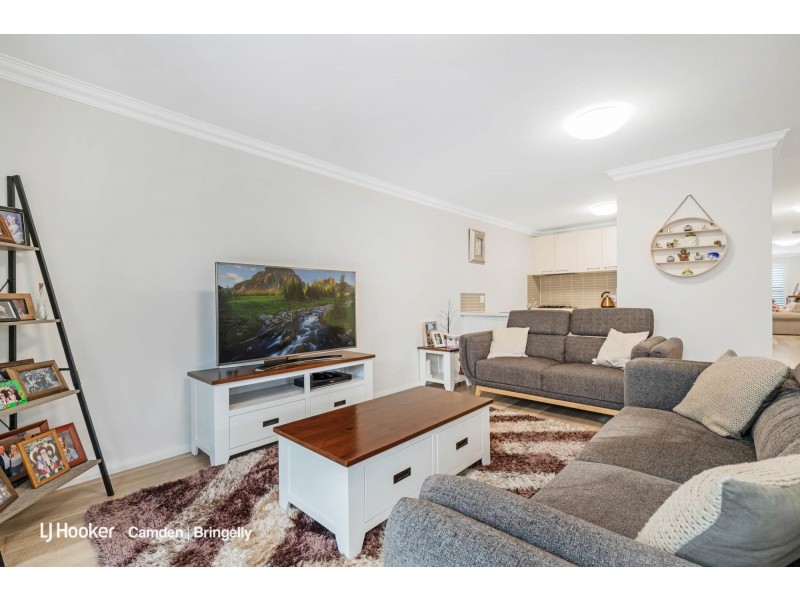 2/27 Elizabeth Macarthur  Avenue, Camden South NSW 2570