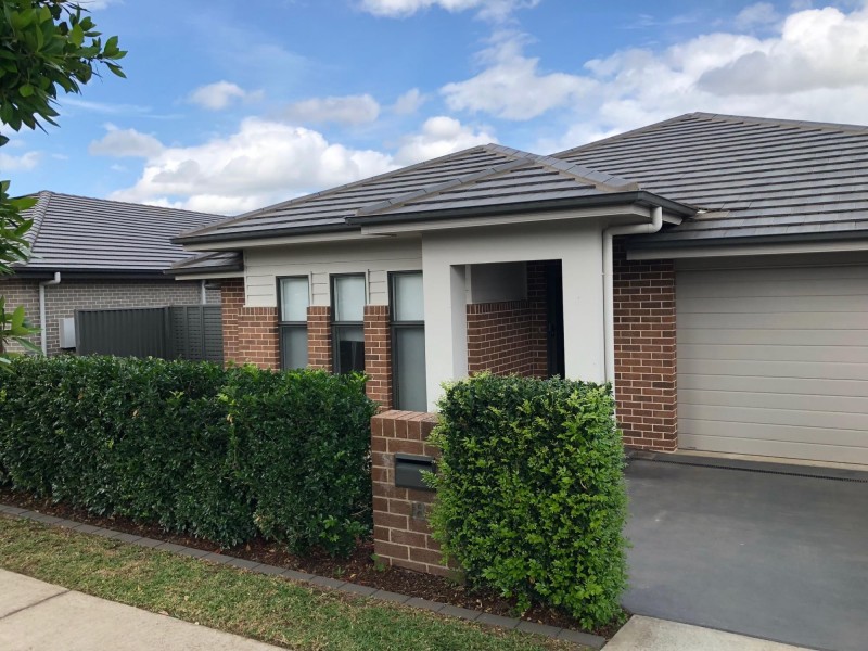 18 Bourne Ridge, Oran Park NSW 2570