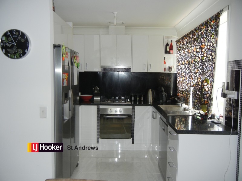 33 Mackillop Crescent, St Helens Park NSW 2560