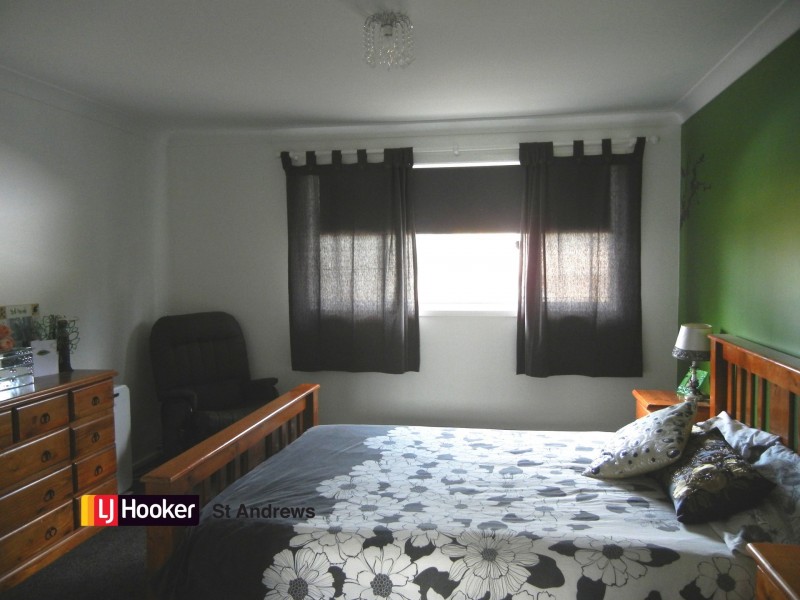 33 Mackillop Crescent, St Helens Park NSW 2560
