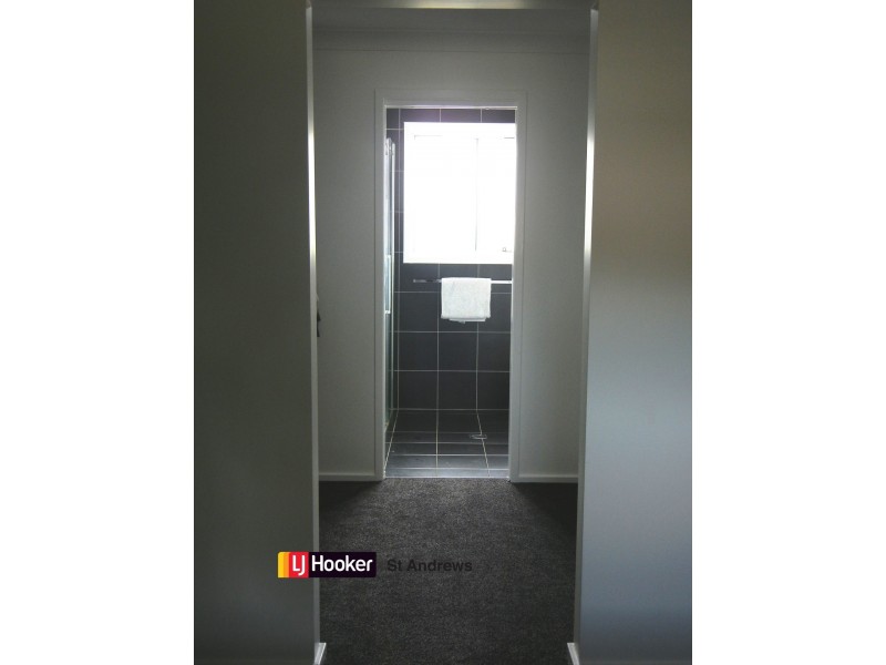 33 Mackillop Crescent, St Helens Park NSW 2560