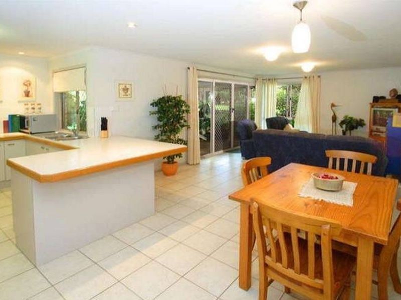 8 MAXWELL PL, Wynnum West QLD 4178