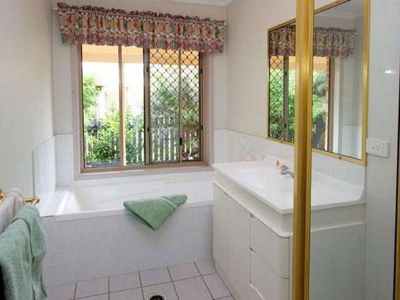 8 MAXWELL PL, Wynnum West QLD 4178