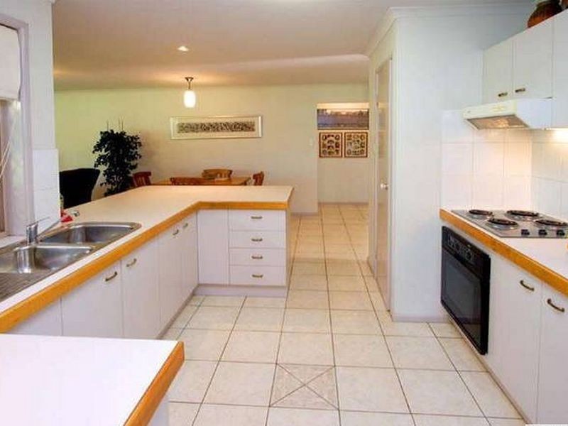 8 MAXWELL PL, Wynnum West QLD 4178
