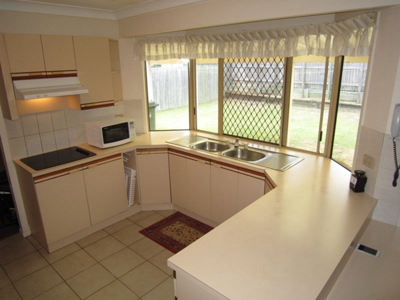 147 Meadowlands Rd, Carindale QLD 4152