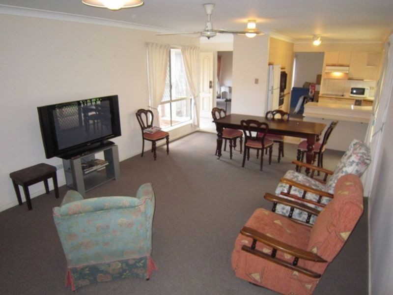 147 Meadowlands Rd, Carindale QLD 4152