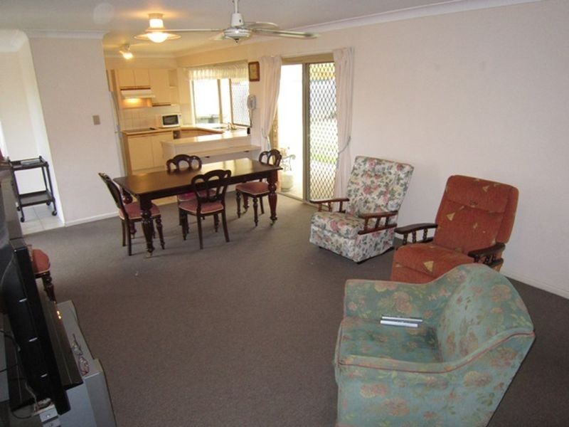 147 Meadowlands Rd, Carindale QLD 4152