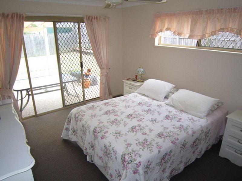 147 Meadowlands Rd, Carindale QLD 4152