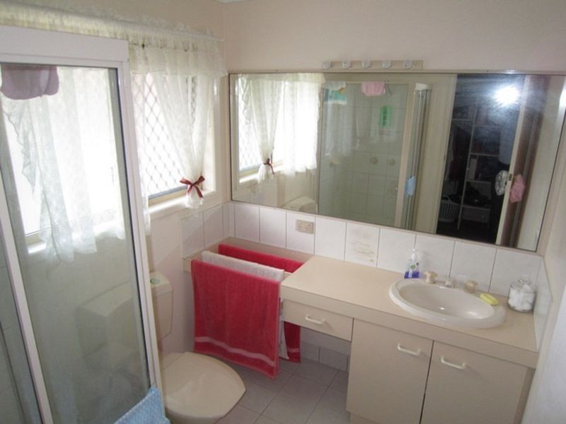 147 Meadowlands Rd, Carindale QLD 4152