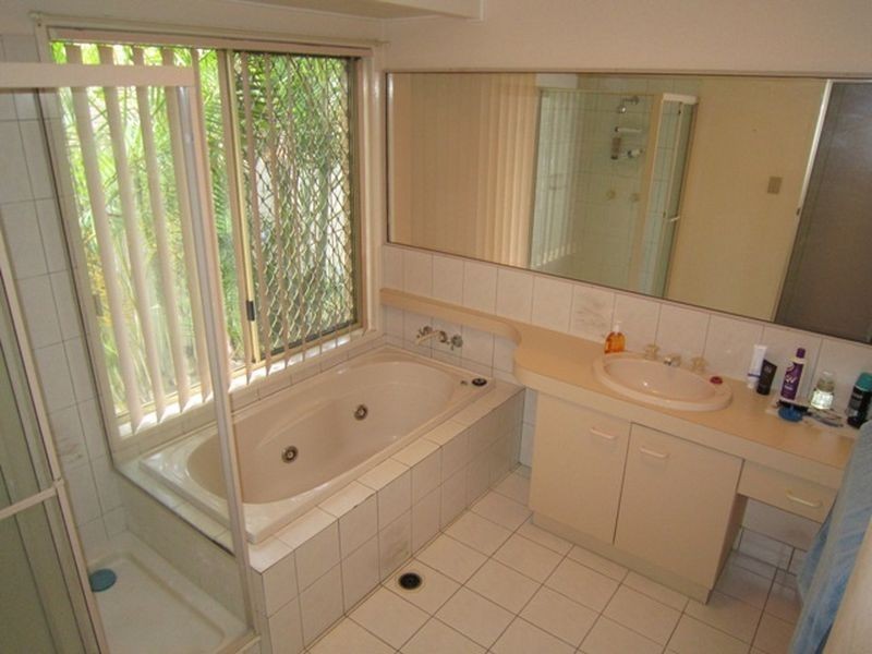 147 Meadowlands Rd, Carindale QLD 4152