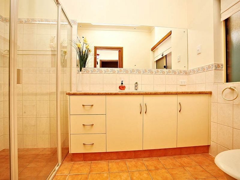 9 Grassmere Pl, Mawson Lakes SA 5095