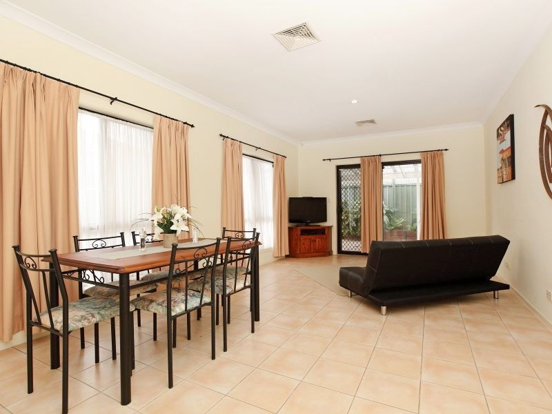 8 Mallard Cres, Mawson Lakes SA 5095