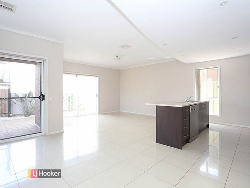 7 Caswell Cct, Mawson Lakes SA 5095