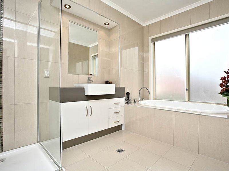 4 Tobin Ct, Mawson Lakes SA 5095