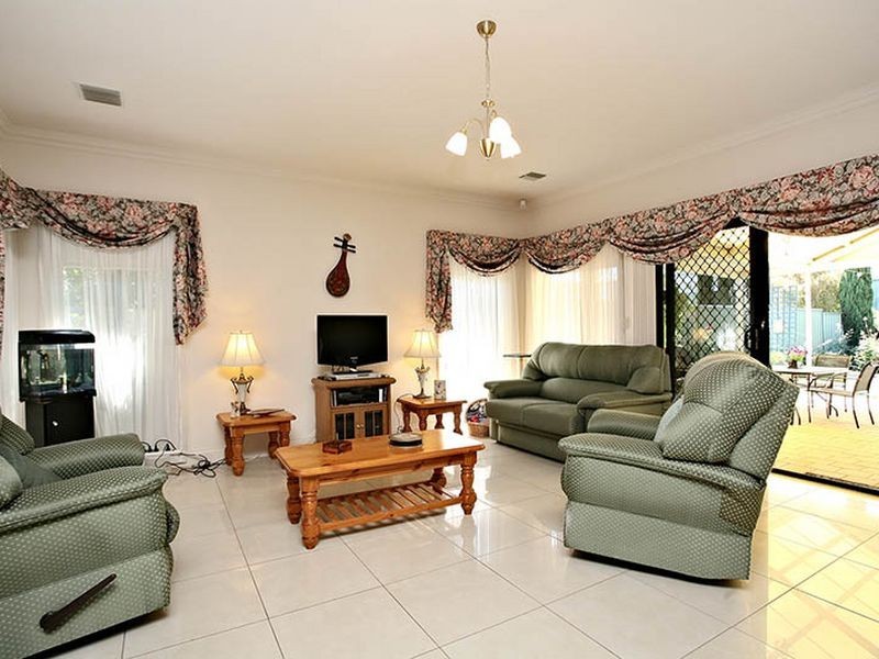 27 Avocet Dr, Mawson Lakes SA 5095