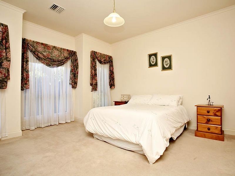 27 Avocet Dr, Mawson Lakes SA 5095