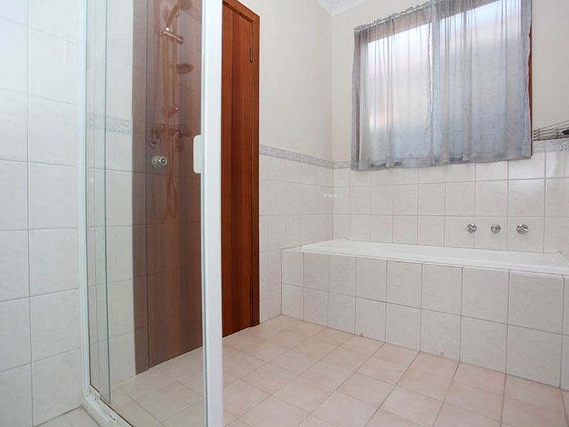 17 Maple Cct, Mawson Lakes SA 5095