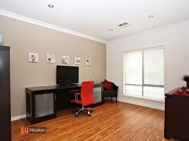 21 Lakefield Cres, Mawson Lakes SA 5095