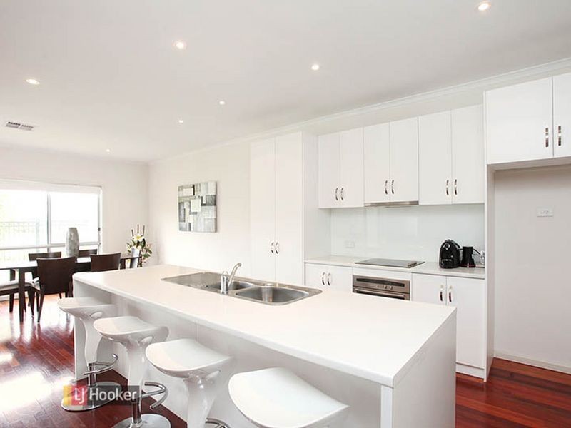 17 Macmillan Ave, Mawson Lakes SA 5095