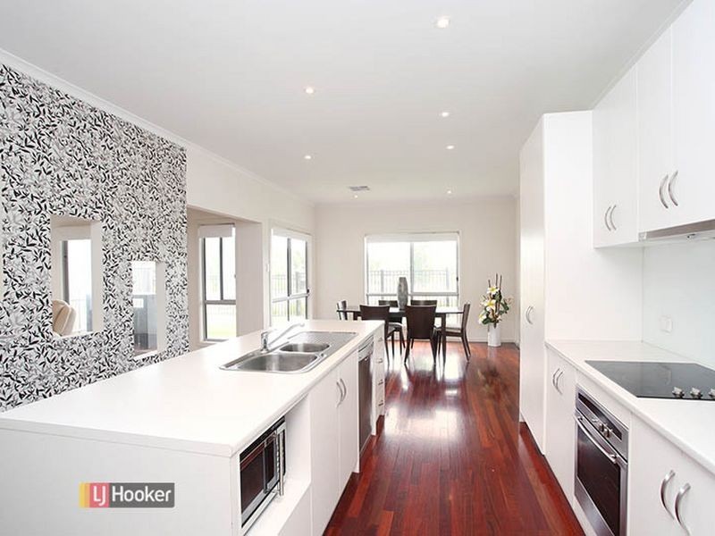 17 Macmillan Ave, Mawson Lakes SA 5095