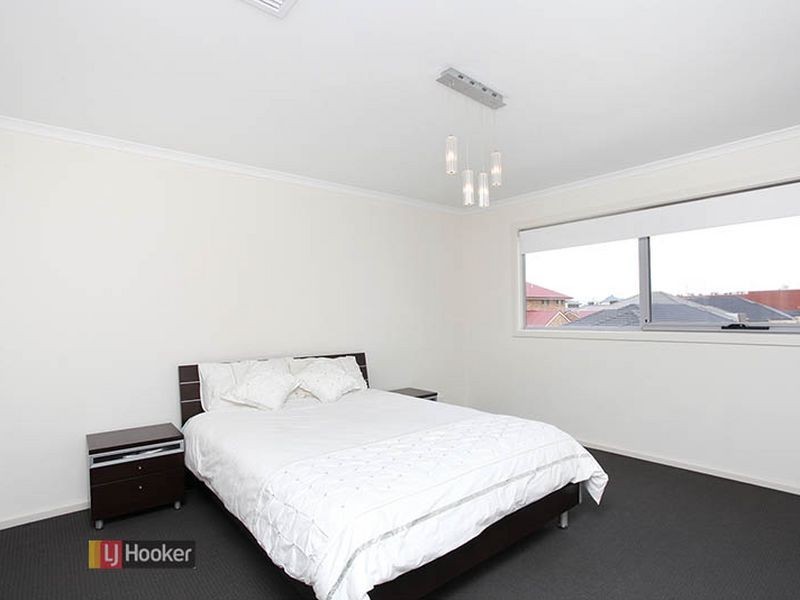 17 Macmillan Ave, Mawson Lakes SA 5095