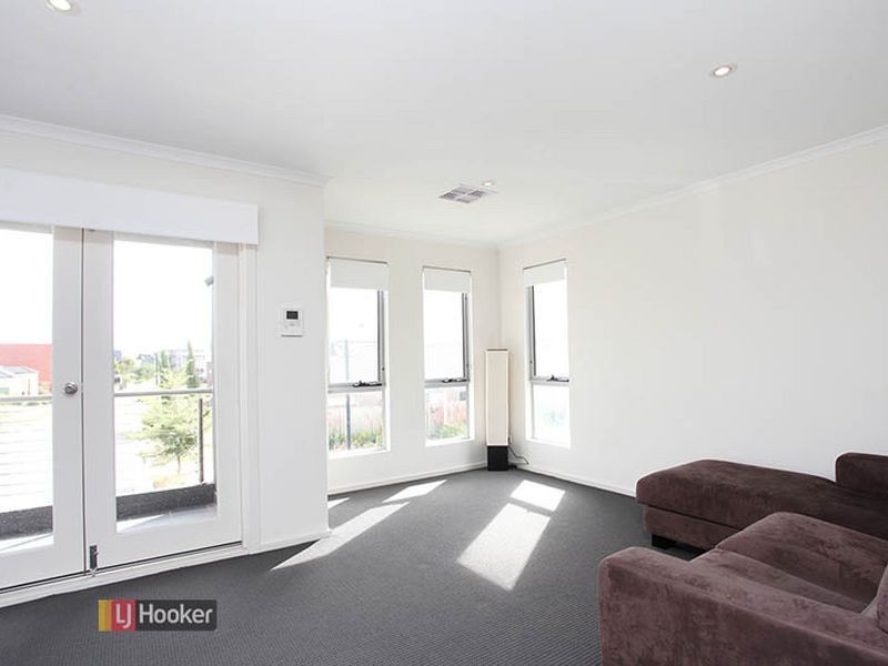 17 Macmillan Ave, Mawson Lakes SA 5095