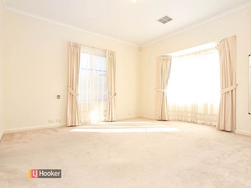 32 Ashwood Cct, Mawson Lakes SA 5095