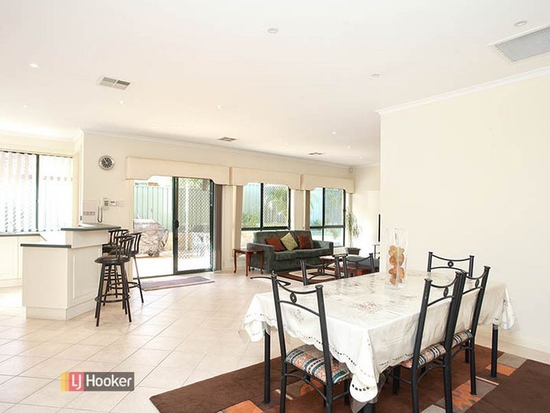32 Ashwood Cct, Mawson Lakes SA 5095