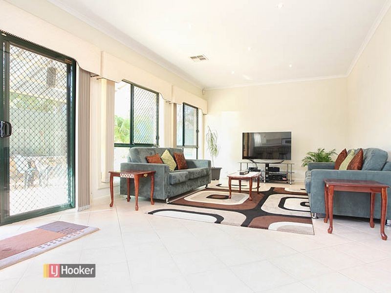 32 Ashwood Cct, Mawson Lakes SA 5095