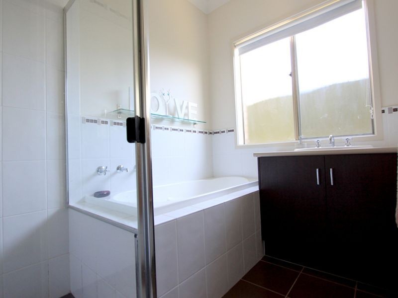 16 Franklin Ave, Mawson Lakes SA 5095