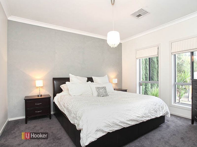 27 Swan Cct, Mawson Lakes SA 5095
