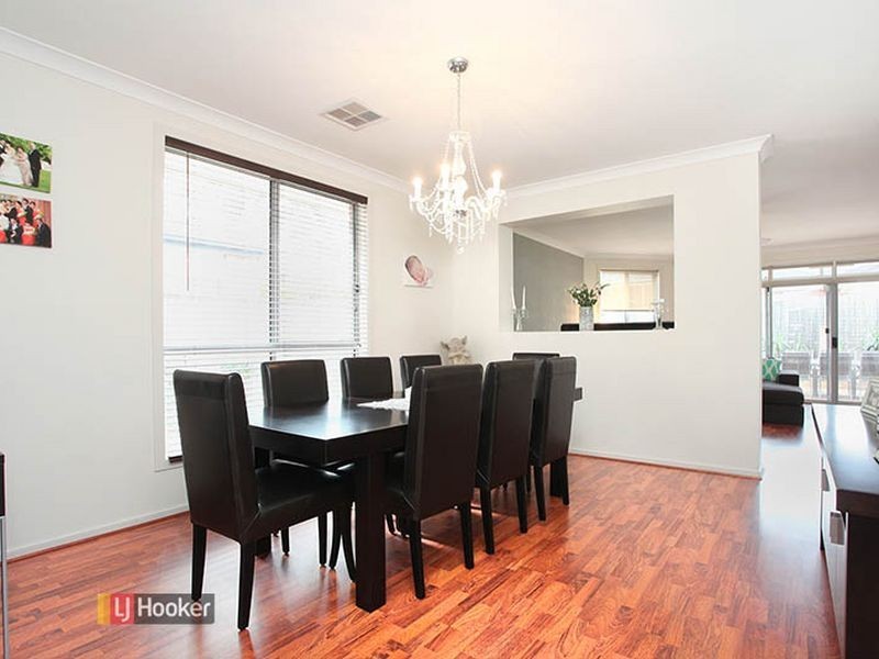 27 Swan Cct, Mawson Lakes SA 5095