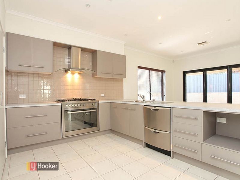 35 Avocet Dr, Mawson Lakes SA 5095