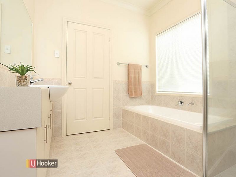 17 Shearwater Dr, Mawson Lakes SA 5095