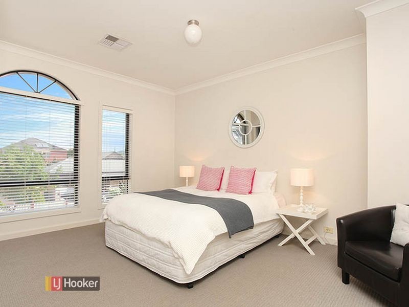 21 Lakefield Cres, Mawson Lakes SA 5095