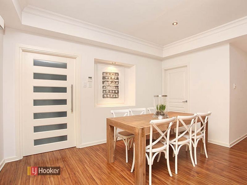 21 Lakefield Cres, Mawson Lakes SA 5095