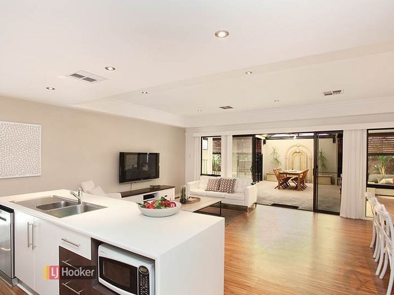 21 Lakefield Cres, Mawson Lakes SA 5095