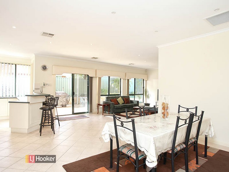 32 Ashwood Cct, Mawson Lakes SA 5095
