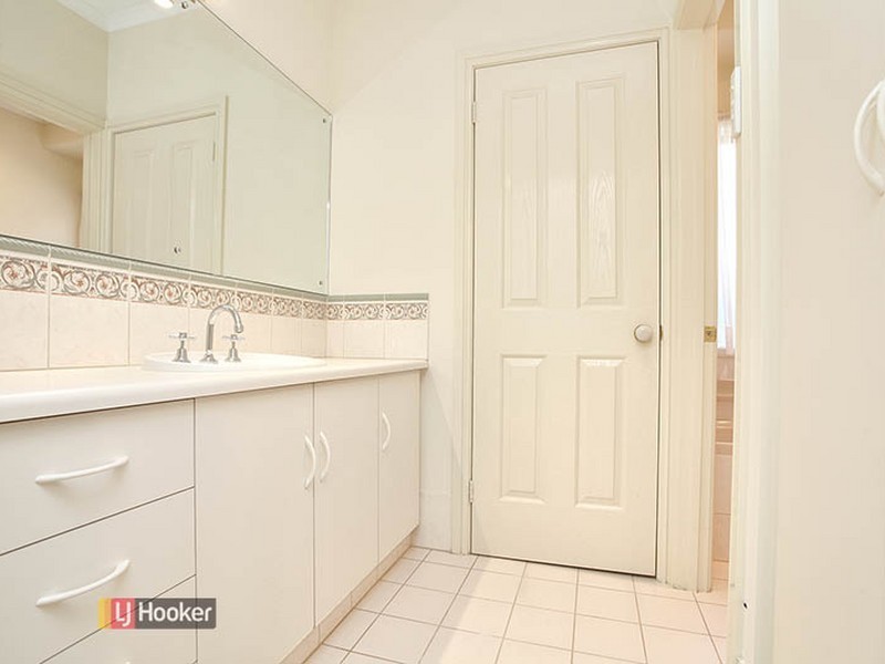 32 Ashwood Cct, Mawson Lakes SA 5095