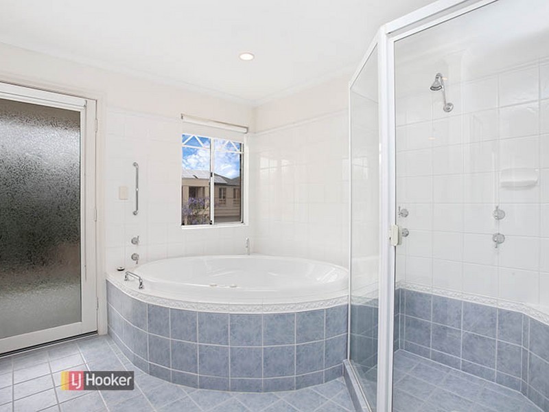 48 Lomond Cct, Mawson Lakes SA 5095