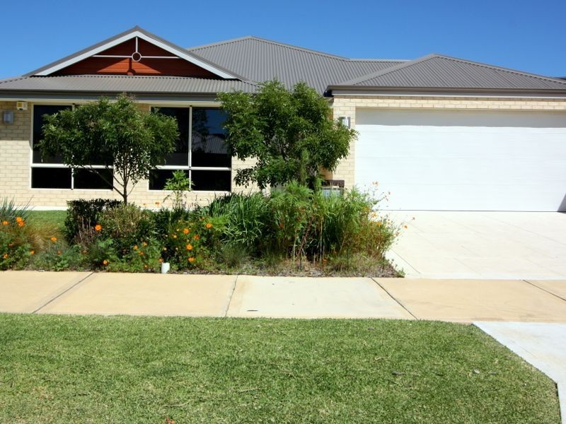 15 Hillhouse Way, Piara Waters WA 6112