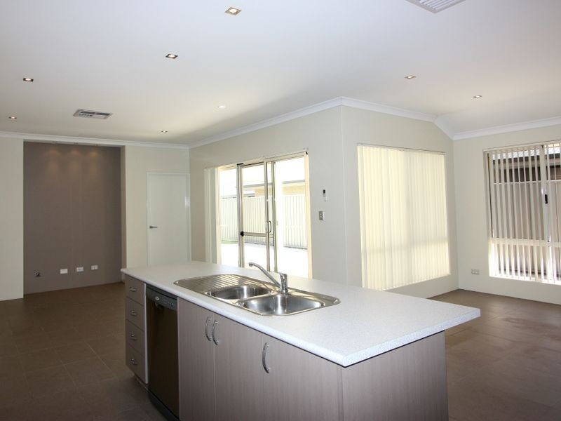 15 Hillhouse Way, Piara Waters WA 6112