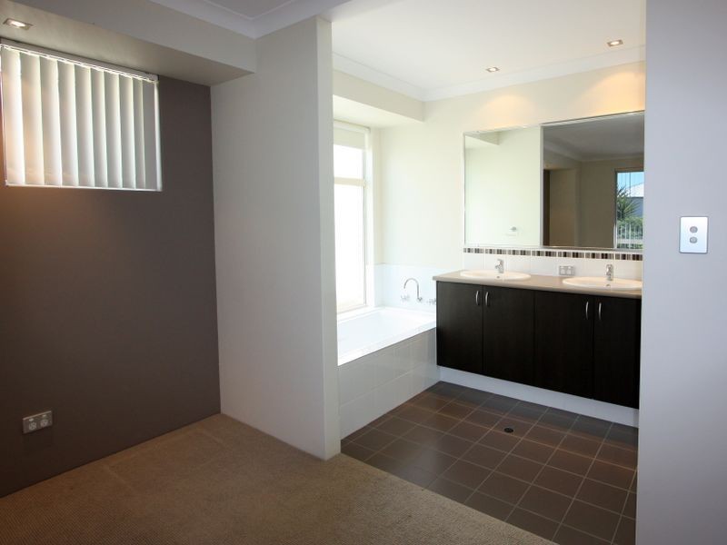 15 Hillhouse Way, Piara Waters WA 6112