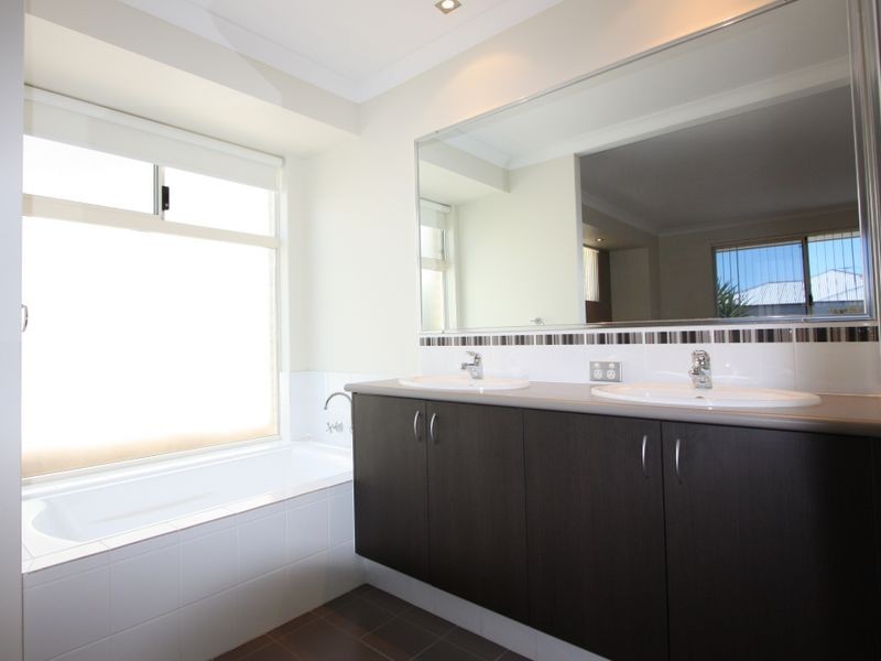 15 Hillhouse Way, Piara Waters WA 6112