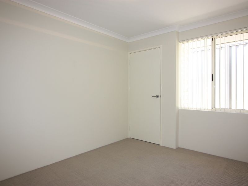 15 Hillhouse Way, Piara Waters WA 6112