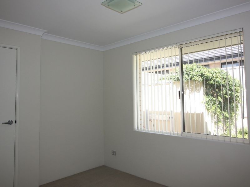 15 Hillhouse Way, Piara Waters WA 6112