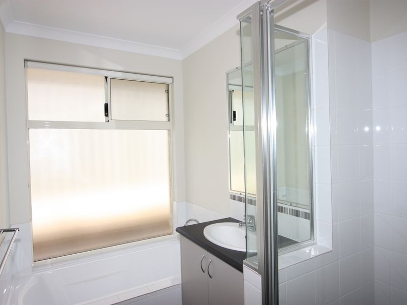 15 Hillhouse Way, Piara Waters WA 6112