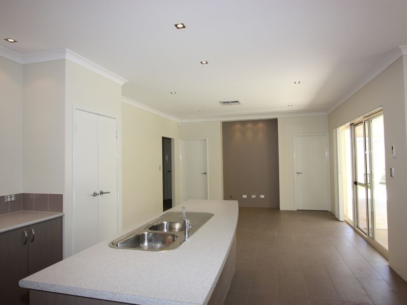 15 Hillhouse Way, Piara Waters WA 6112