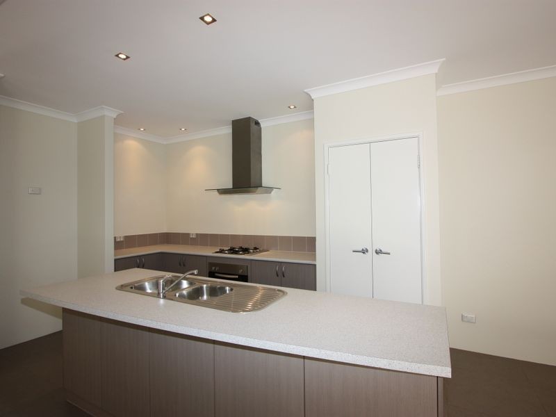 15 Hillhouse Way, Piara Waters WA 6112