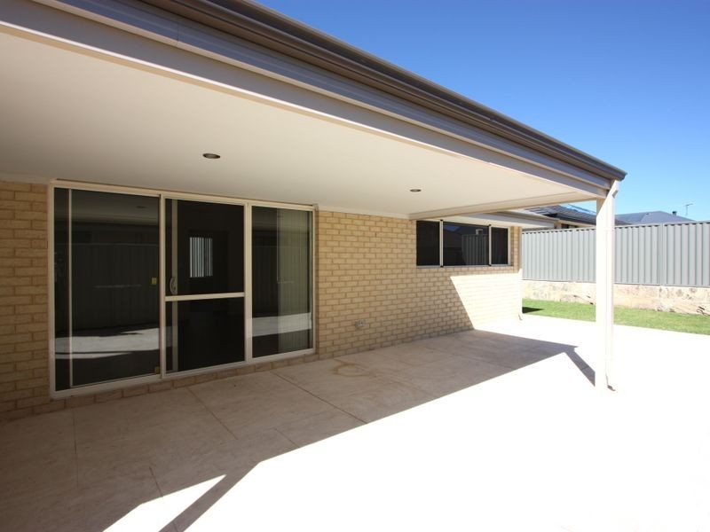 15 Hillhouse Way, Piara Waters WA 6112